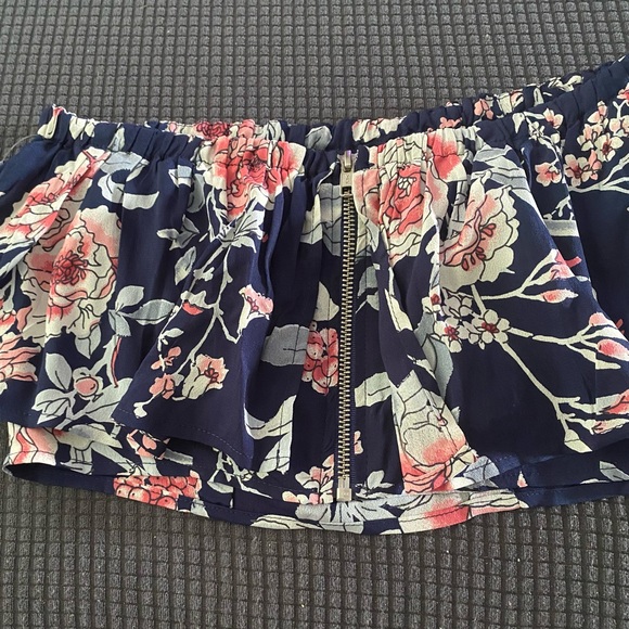 Off the shoulders crop top with ruffle overlay and back zipper - Picture 2 of 6